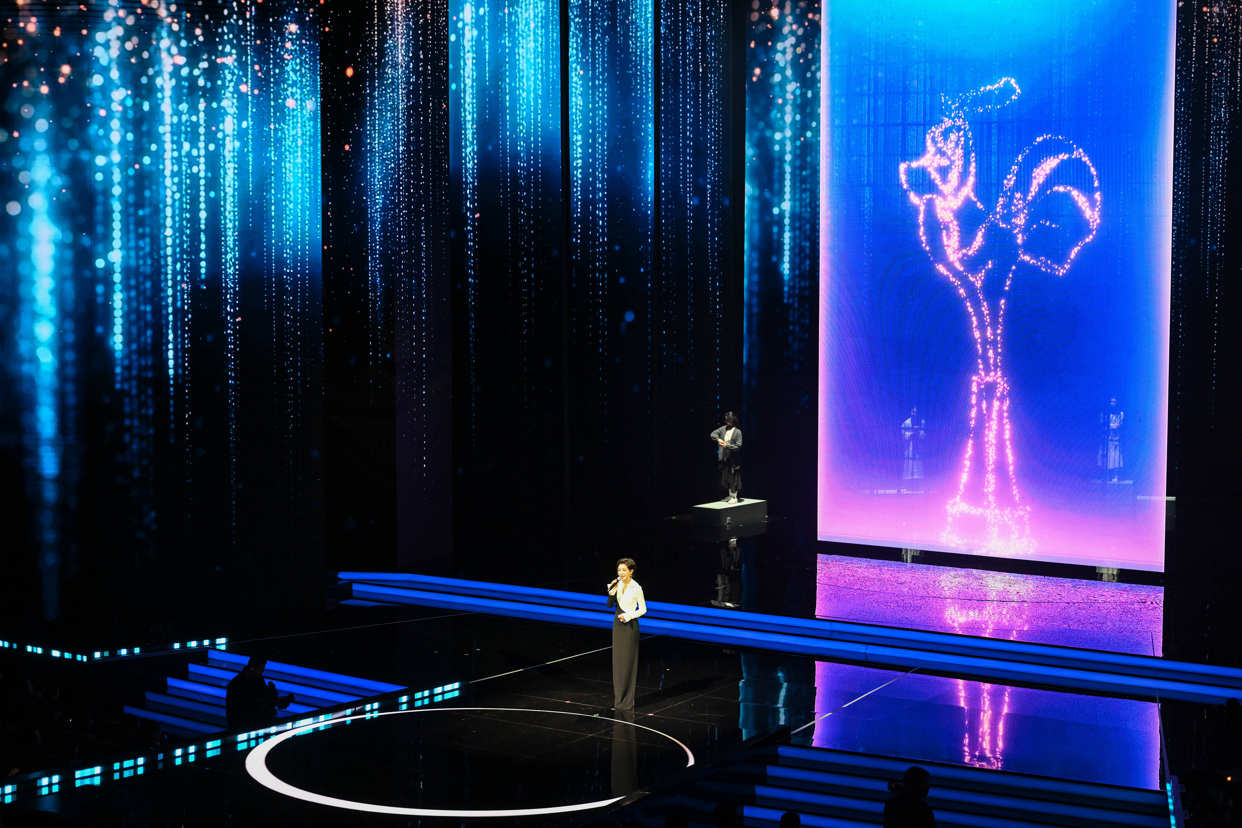 介绍个信用网网址
_2025年中国金鸡百花电影节开幕