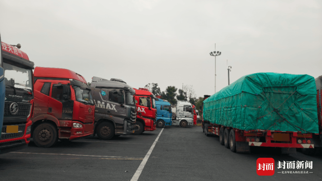 皇冠手机网址_成绵高速免费后车流激增陷“堵局”皇冠手机网址，拥堵问题何时解？｜封面头条