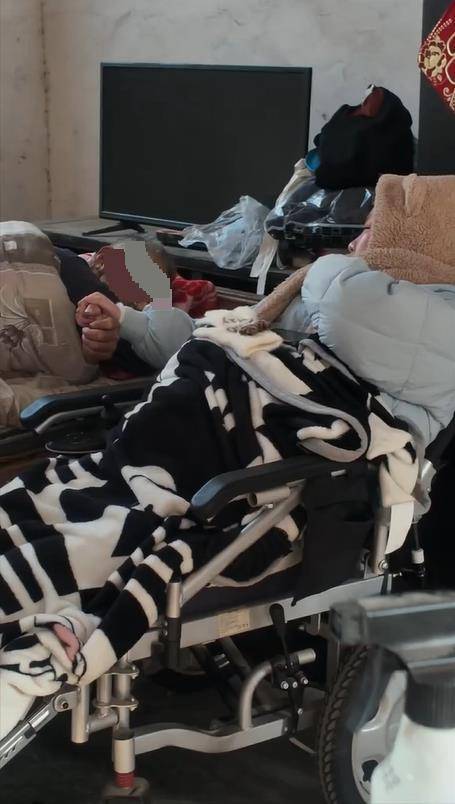 皇冠官网_老人担心27岁瘫痪养女无人照顾皇冠官网，病逝前将其送进养老院，当地：已将养女列为“五保户”并进行心理疏导